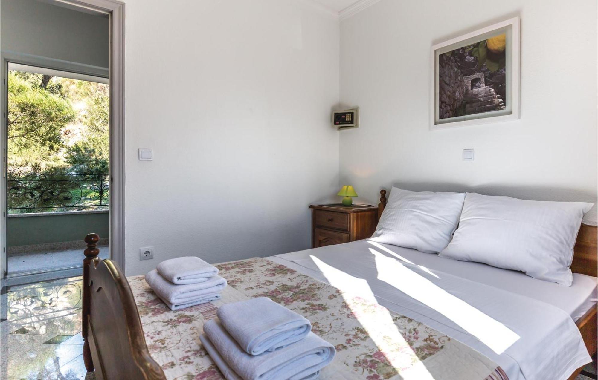 Amazing Apartment In Makarska With House Sea View Εξωτερικό φωτογραφία