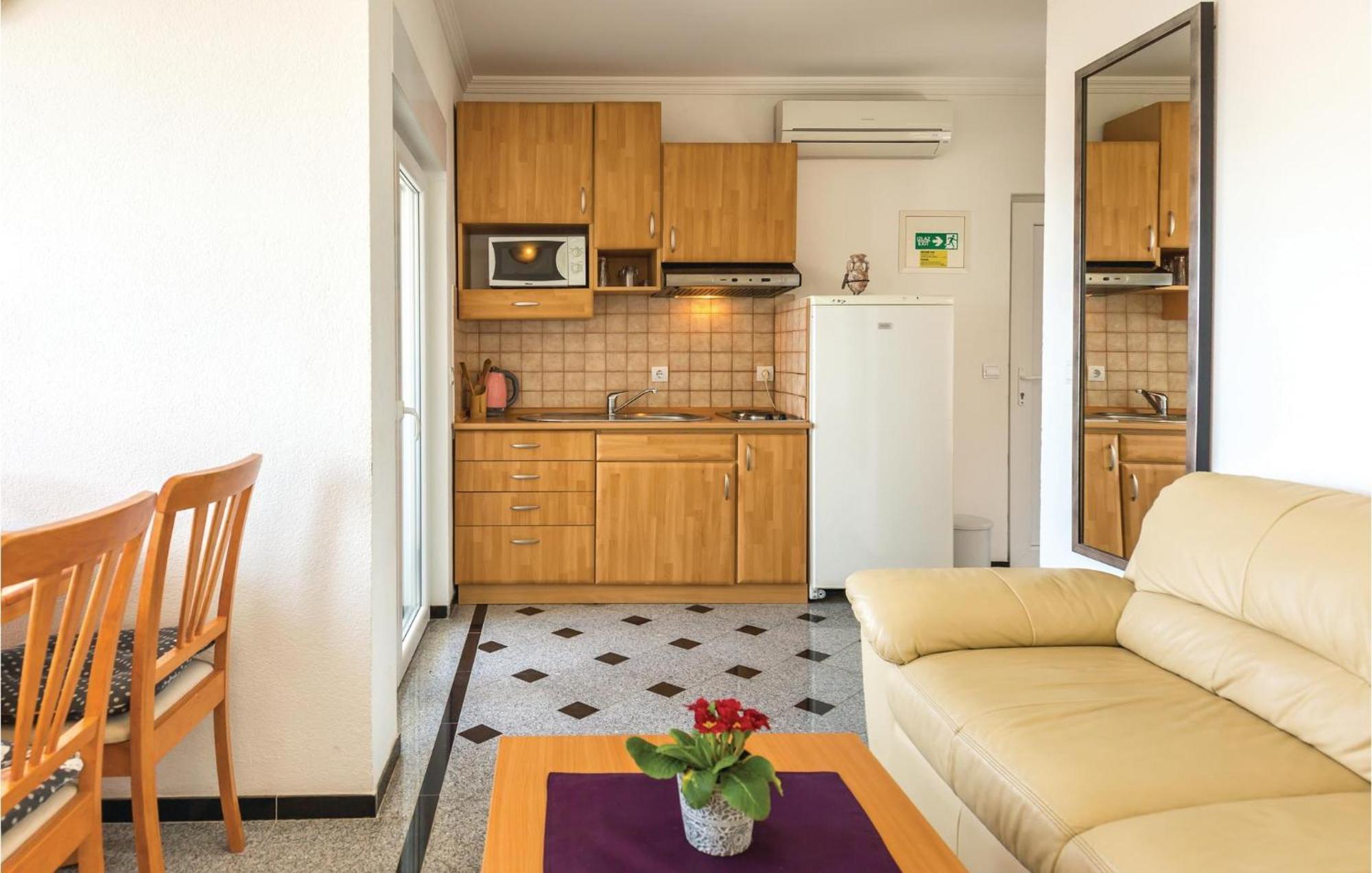 Amazing Apartment In Makarska With House Sea View Εξωτερικό φωτογραφία