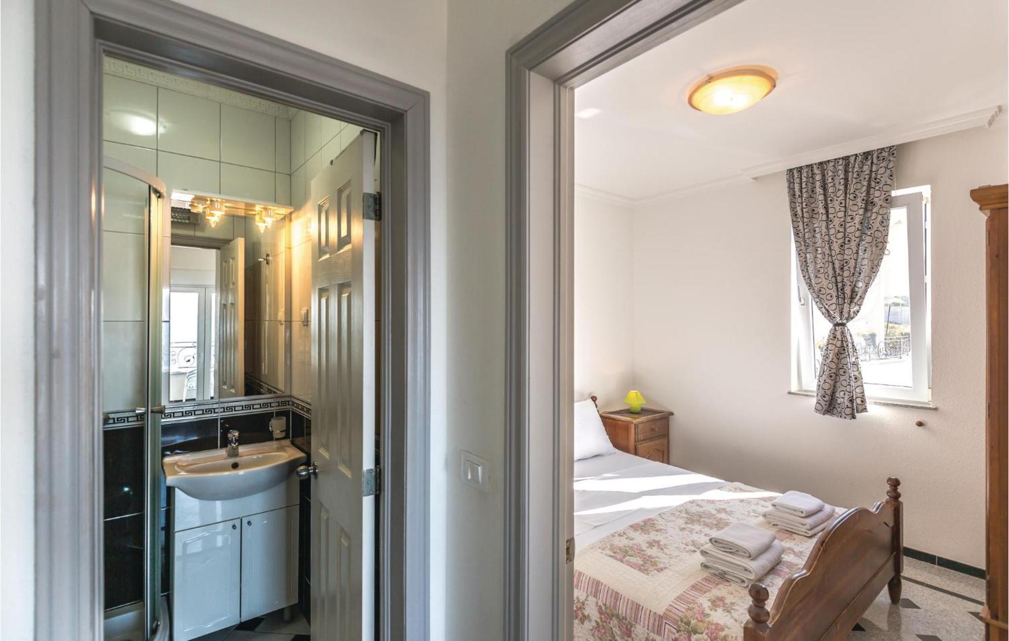 Amazing Apartment In Makarska With House Sea View Εξωτερικό φωτογραφία