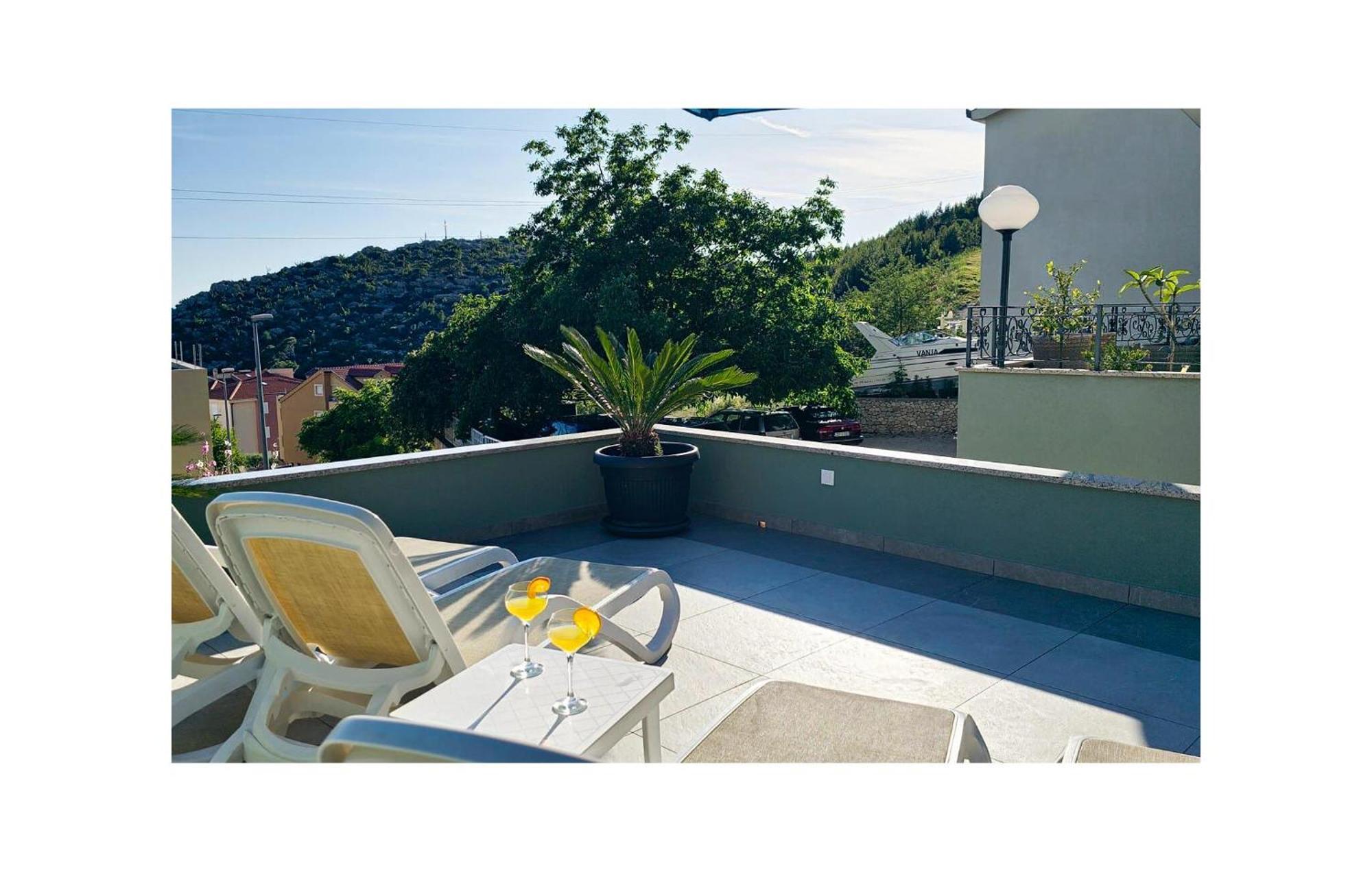 Amazing Apartment In Makarska With House Sea View Εξωτερικό φωτογραφία